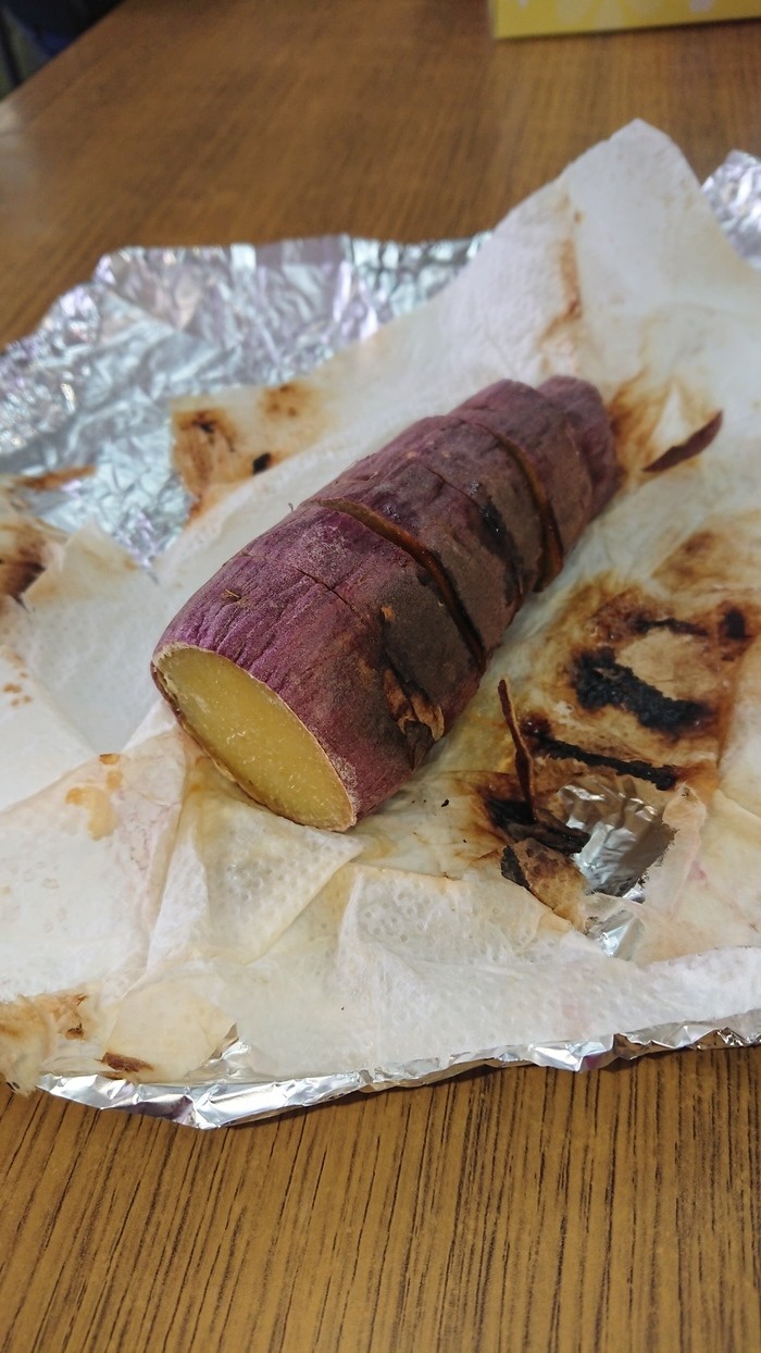 Ken-kun; A Smart Shiba Inu manages a Roast Potato stand in Japan