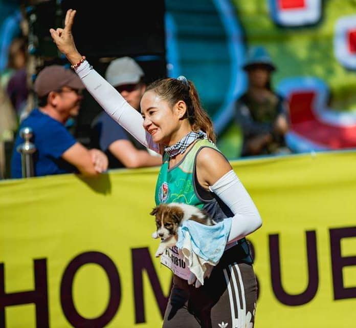Woman Finishes Marathon Carrying Puppy She Rescued Along The Way